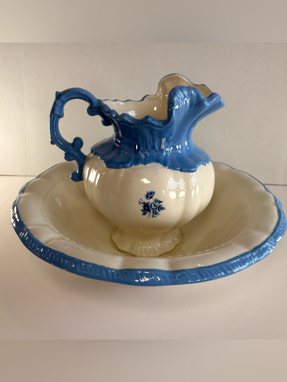 🩵 Vintage 1975 Arnel's Wash Basin & Pitcher Set Cottagecore Blue & White Floral